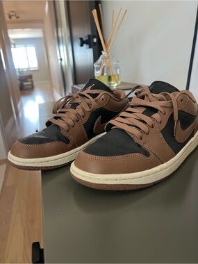 Nike Woman’s Low Top Sneakers - Brown & Black